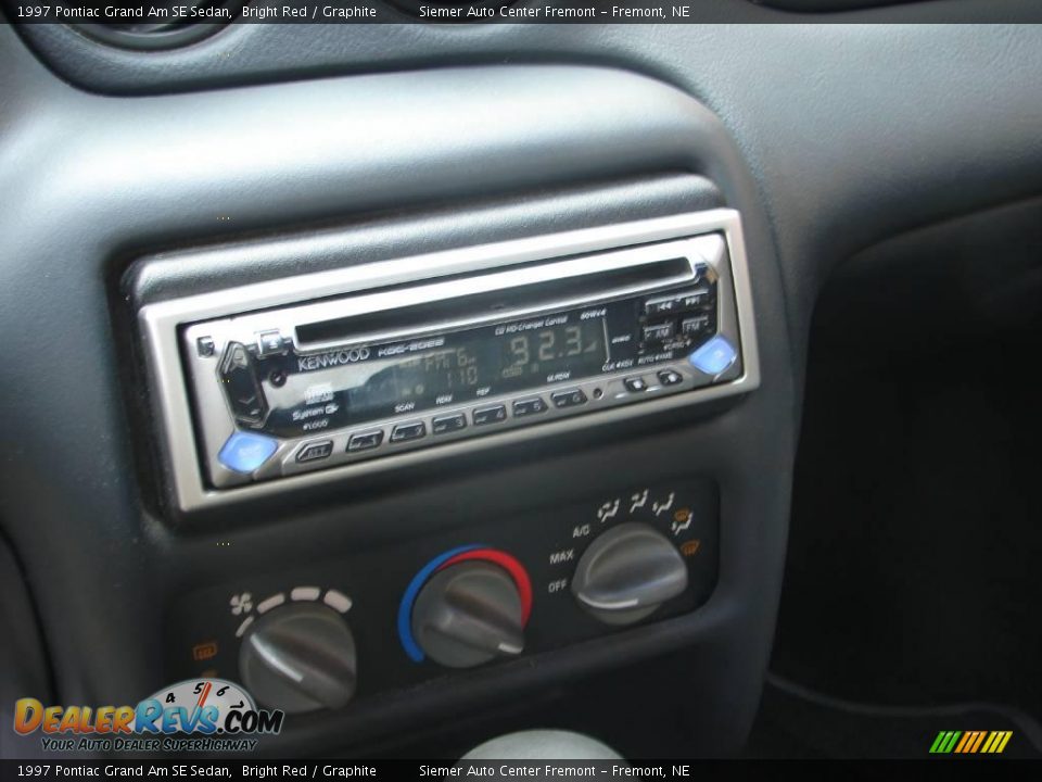 1997 Pontiac Grand Am SE Sedan Bright Red / Graphite Photo #8