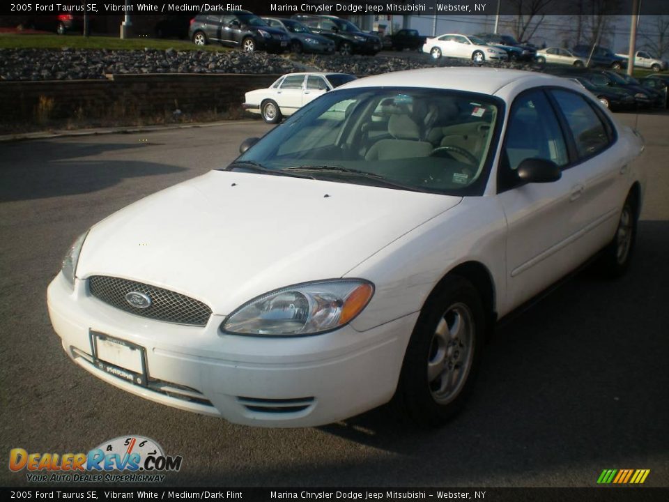 2005 Ford Taurus SE Vibrant White / Medium/Dark Flint Photo #1