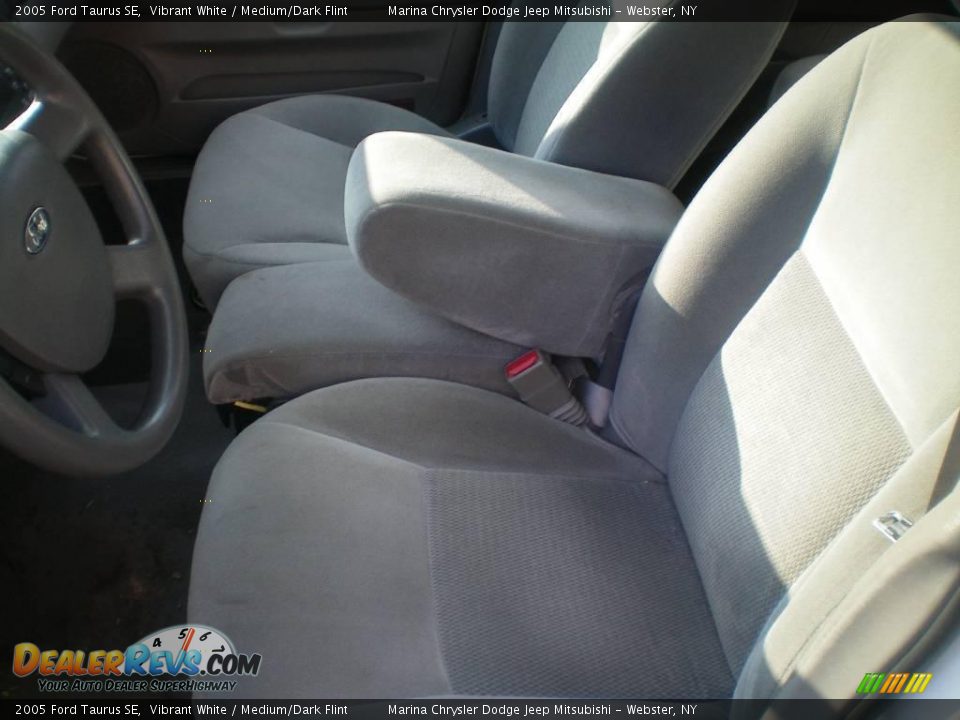2005 Ford Taurus SE Vibrant White / Medium/Dark Flint Photo #2
