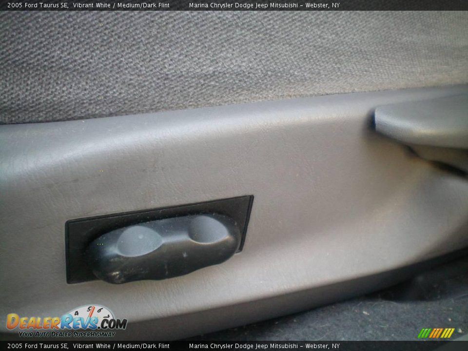 2005 Ford Taurus SE Vibrant White / Medium/Dark Flint Photo #3