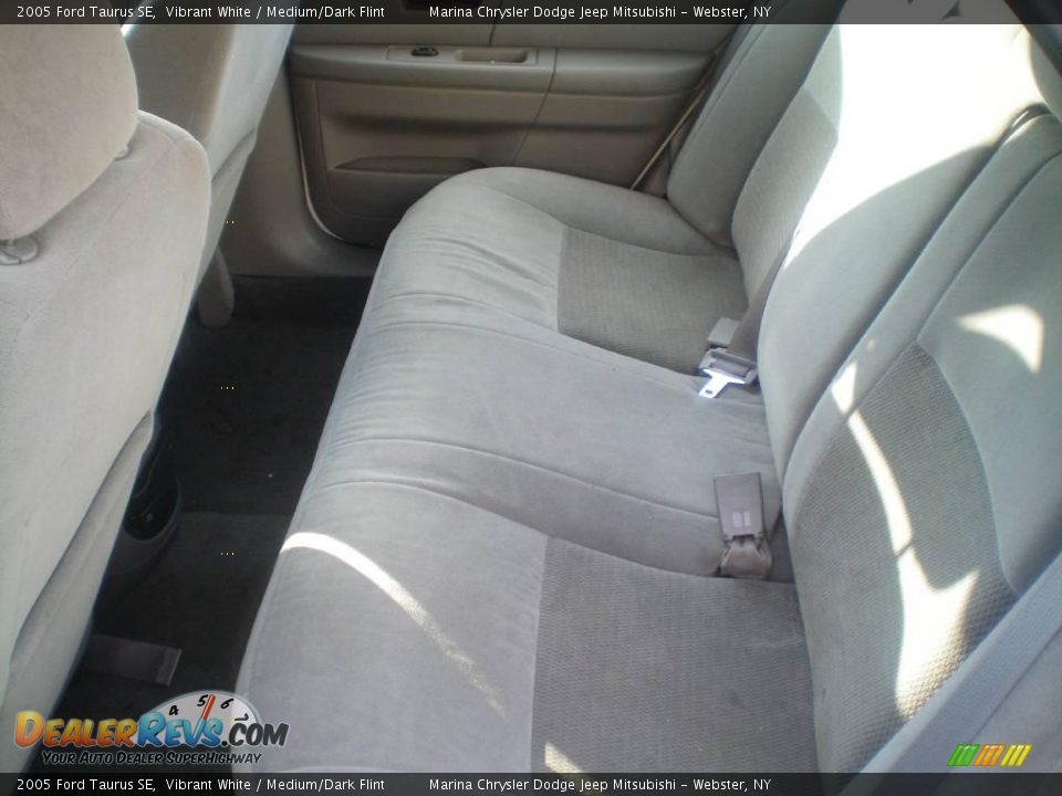 2005 Ford Taurus SE Vibrant White / Medium/Dark Flint Photo #4