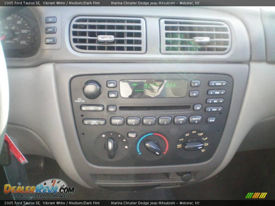 2005 Ford Taurus SE Vibrant White / Medium/Dark Flint Photo #5