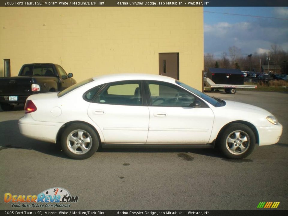 2005 Ford Taurus SE Vibrant White / Medium/Dark Flint Photo #11