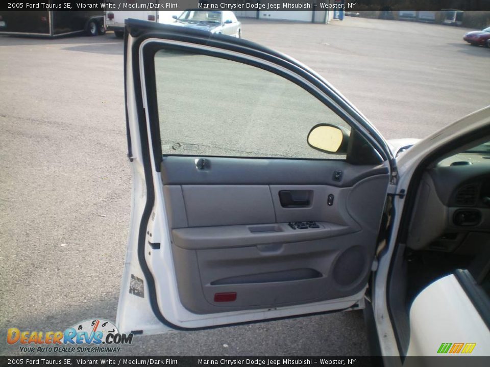 2005 Ford Taurus SE Vibrant White / Medium/Dark Flint Photo #15