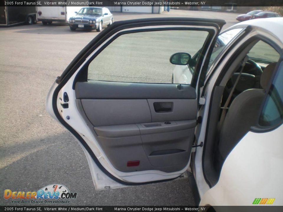 2005 Ford Taurus SE Vibrant White / Medium/Dark Flint Photo #16