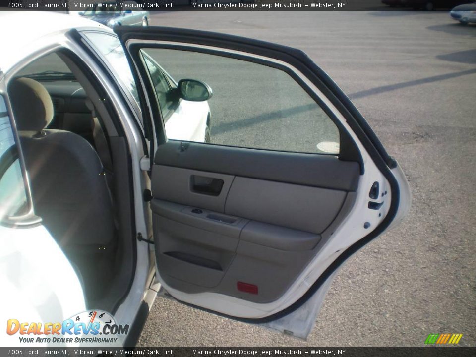 2005 Ford Taurus SE Vibrant White / Medium/Dark Flint Photo #18
