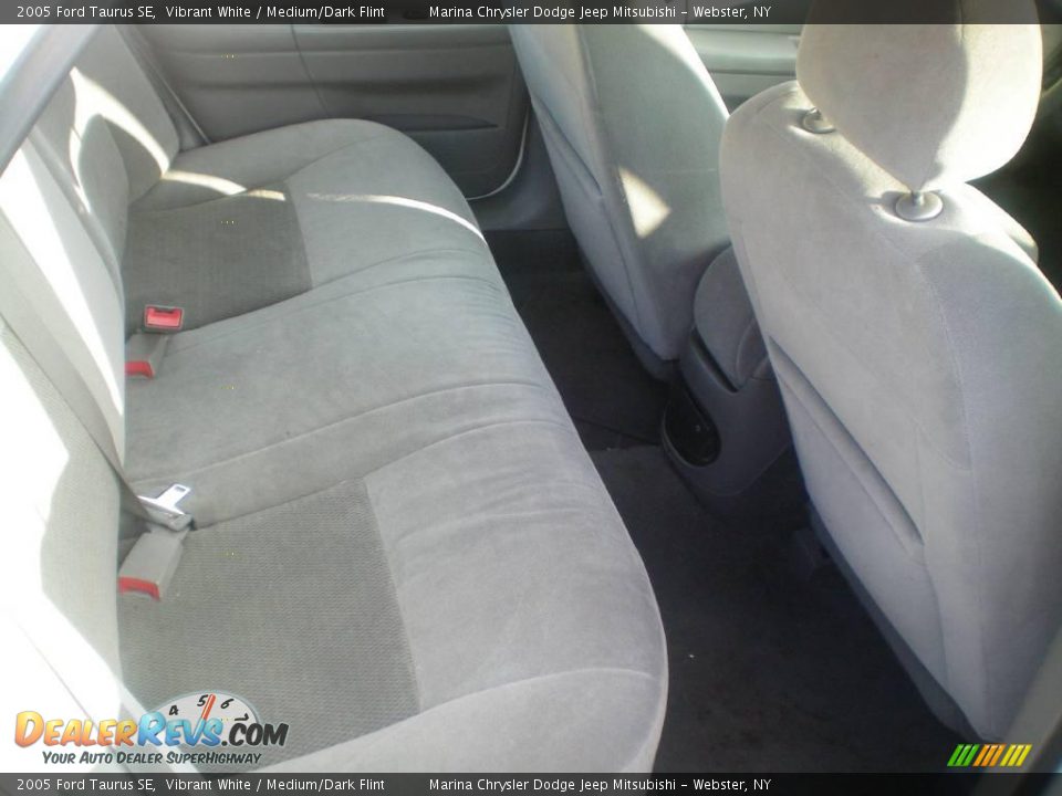2005 Ford Taurus SE Vibrant White / Medium/Dark Flint Photo #19