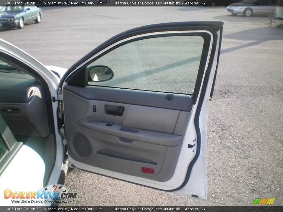 2005 Ford Taurus SE Vibrant White / Medium/Dark Flint Photo #20