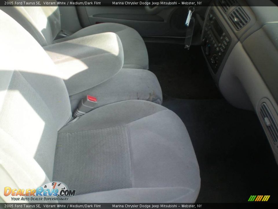 2005 Ford Taurus SE Vibrant White / Medium/Dark Flint Photo #21