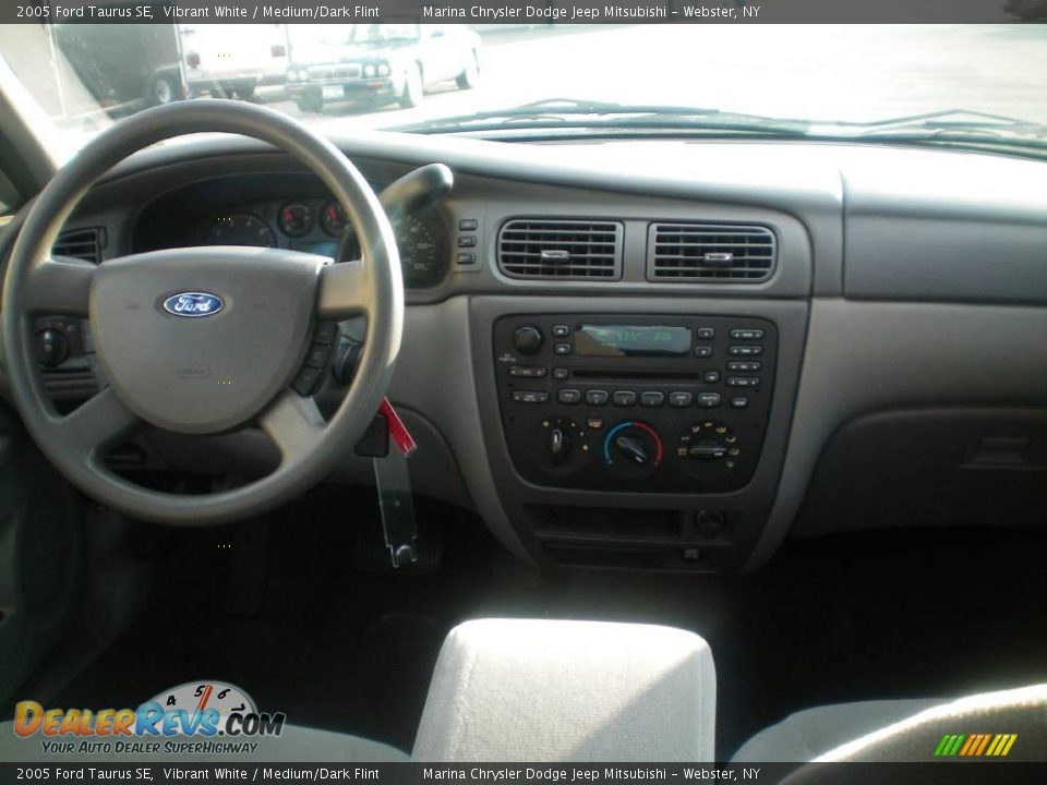 2005 Ford Taurus SE Vibrant White / Medium/Dark Flint Photo #23
