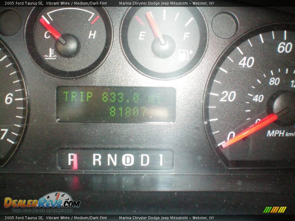 2005 Ford Taurus SE Vibrant White / Medium/Dark Flint Photo #24