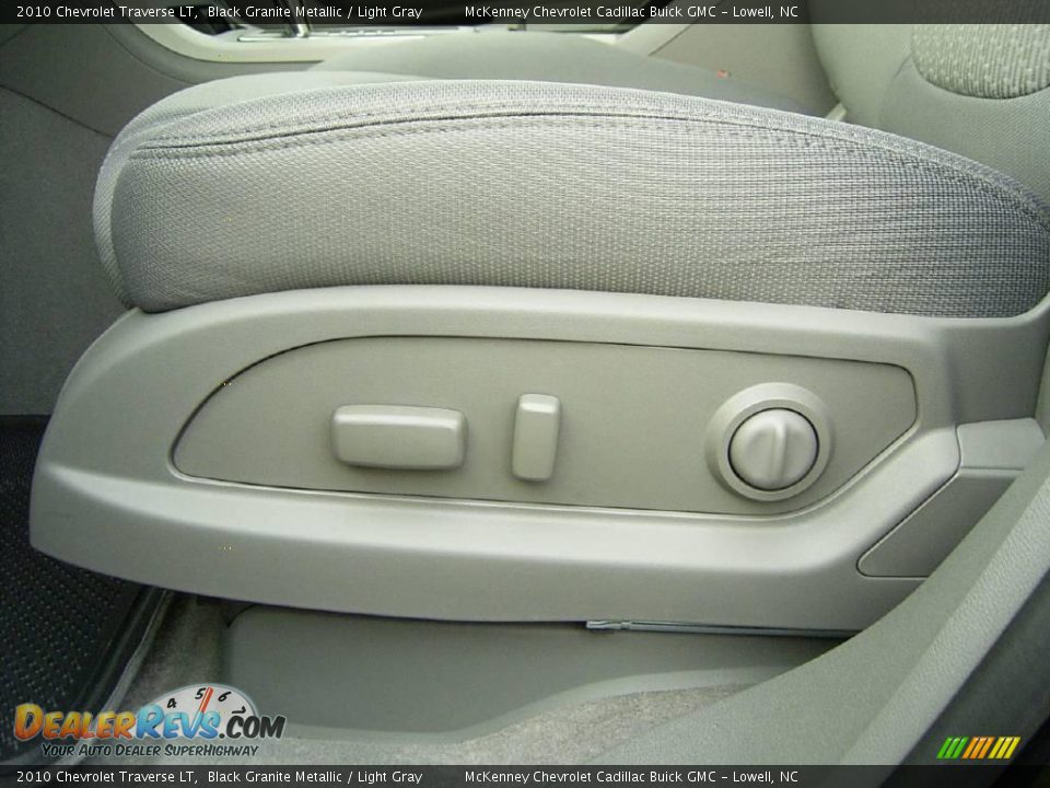 2010 Chevrolet Traverse LT Black Granite Metallic / Light Gray Photo #9