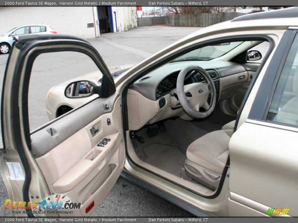 2000 Ford Taurus SE Wagon Harvest Gold Metallic / Medium Parchment Photo #10