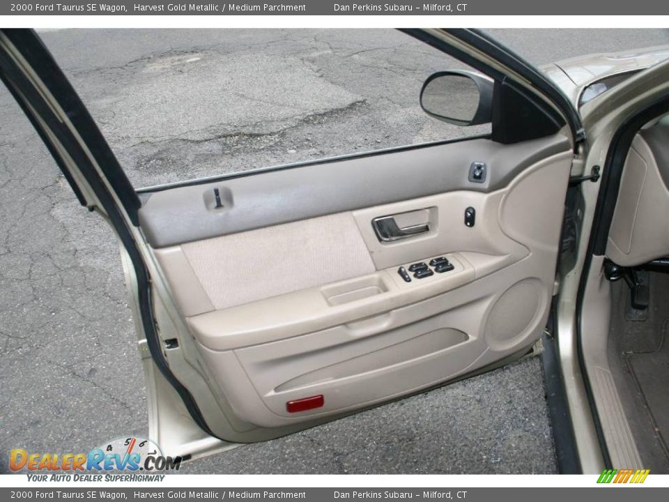 2000 Ford Taurus SE Wagon Harvest Gold Metallic / Medium Parchment Photo #17