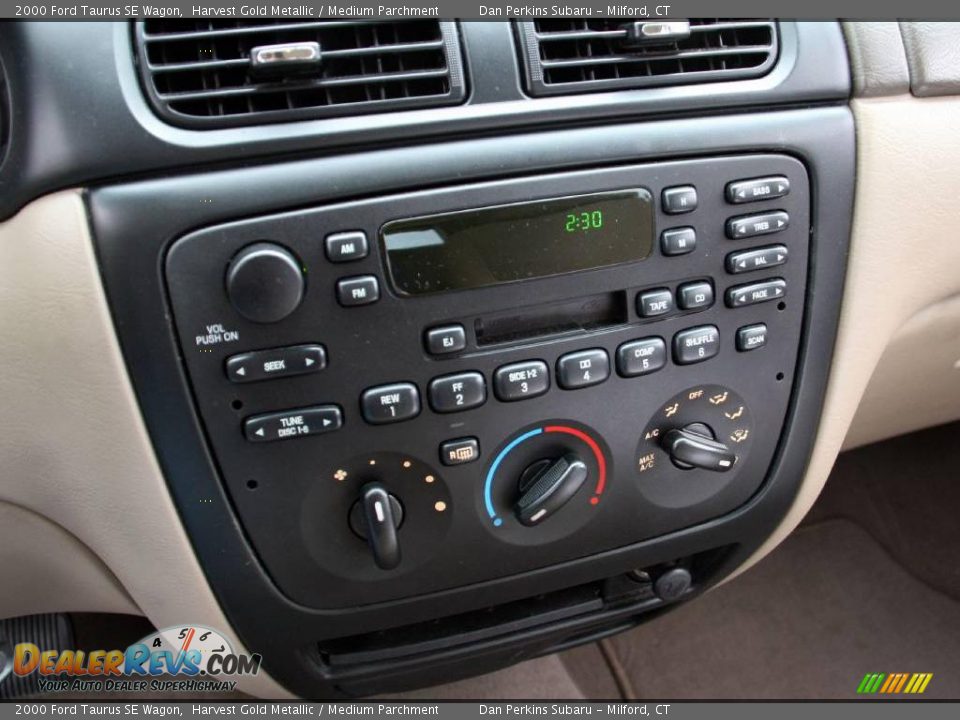 2000 Ford Taurus SE Wagon Harvest Gold Metallic / Medium Parchment Photo #22