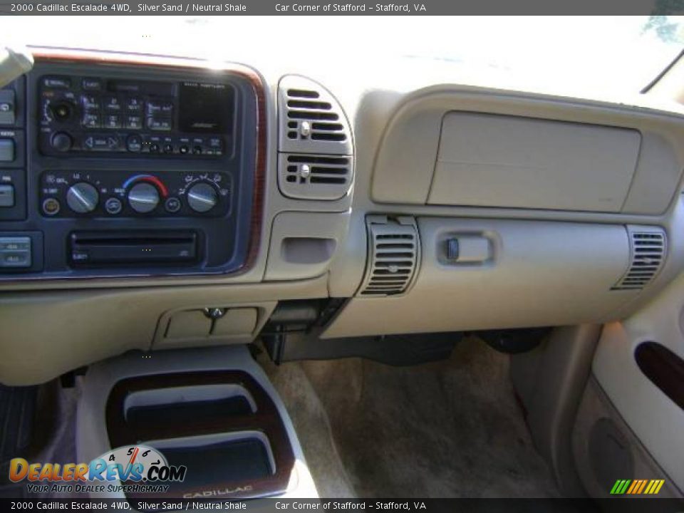 2000 Cadillac Escalade 4WD Silver Sand / Neutral Shale Photo #24