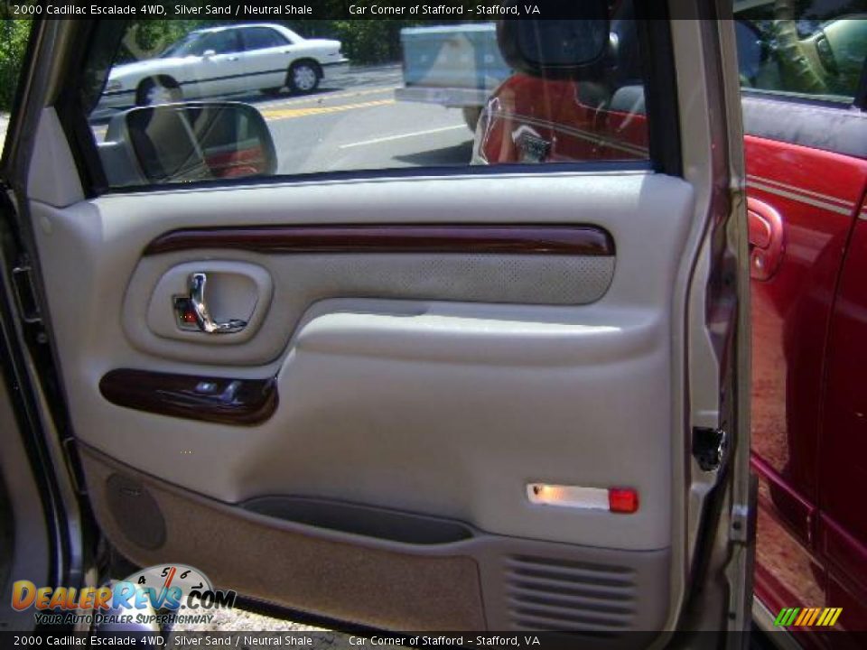 2000 Cadillac Escalade 4WD Silver Sand / Neutral Shale Photo #29