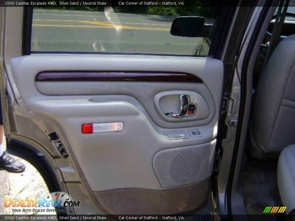 2000 Cadillac Escalade 4WD Silver Sand / Neutral Shale Photo #30