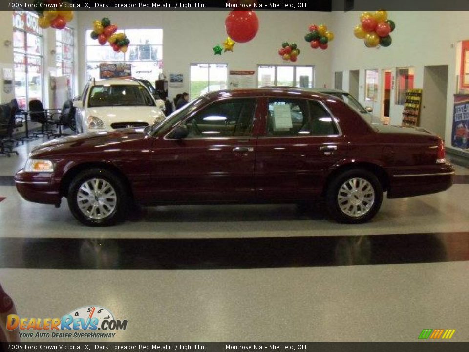 2005 Ford Crown Victoria LX Dark Toreador Red Metallic / Light Flint Photo #2