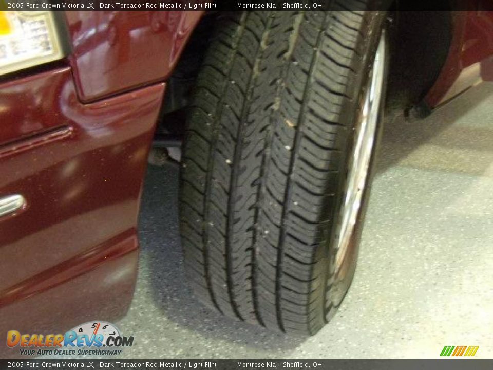 2005 Ford Crown Victoria LX Dark Toreador Red Metallic / Light Flint Photo #12