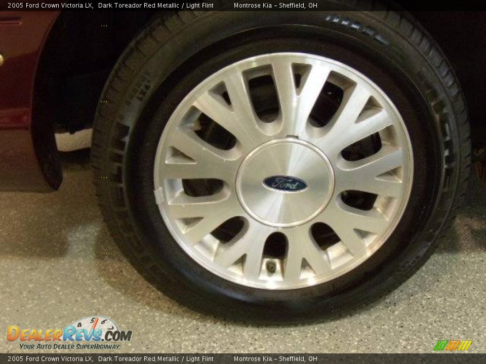 2005 Ford Crown Victoria LX Dark Toreador Red Metallic / Light Flint Photo #15