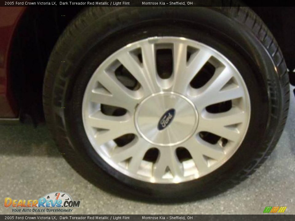 2005 Ford Crown Victoria LX Dark Toreador Red Metallic / Light Flint Photo #16