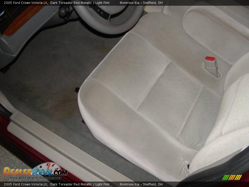 2005 Ford Crown Victoria LX Dark Toreador Red Metallic / Light Flint Photo #17