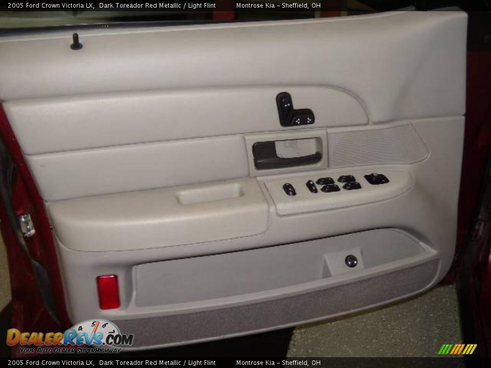 2005 Ford Crown Victoria LX Dark Toreador Red Metallic / Light Flint Photo #18