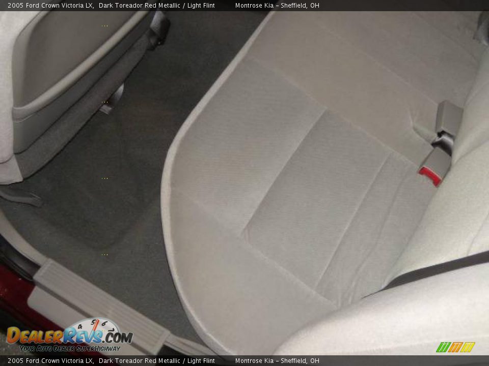 2005 Ford Crown Victoria LX Dark Toreador Red Metallic / Light Flint Photo #19