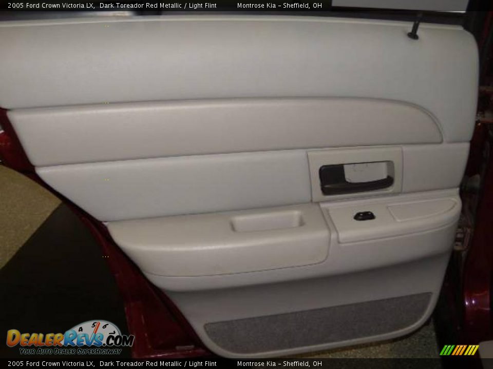 2005 Ford Crown Victoria LX Dark Toreador Red Metallic / Light Flint Photo #20
