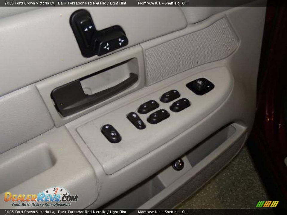 2005 Ford Crown Victoria LX Dark Toreador Red Metallic / Light Flint Photo #28