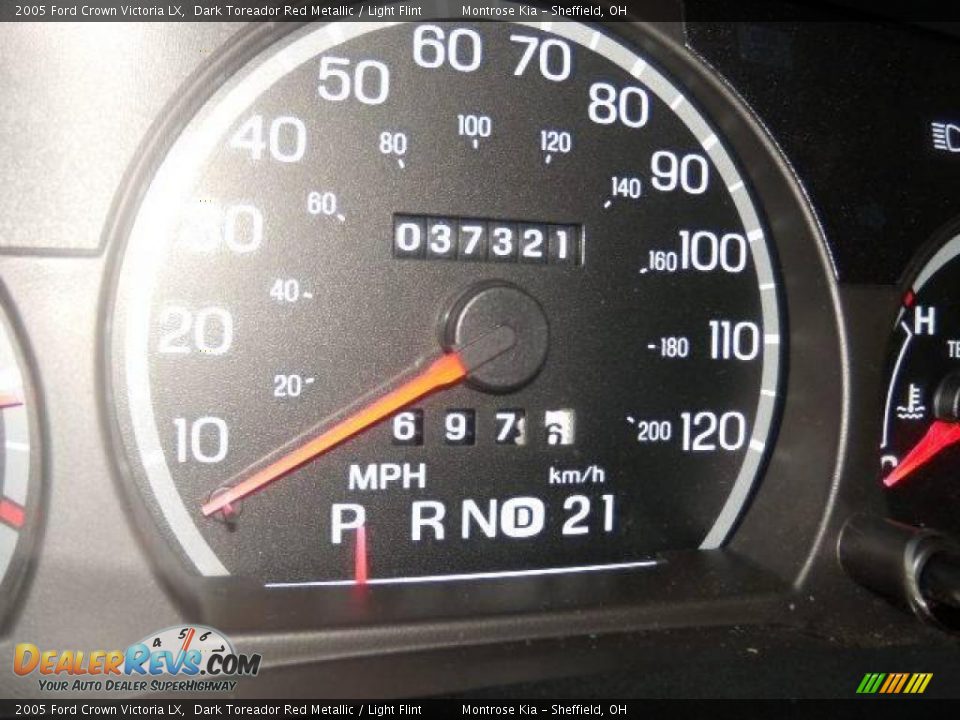 2005 Ford Crown Victoria LX Dark Toreador Red Metallic / Light Flint Photo #29