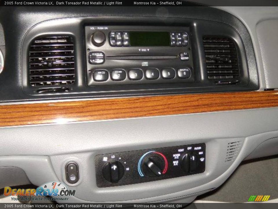 2005 Ford Crown Victoria LX Dark Toreador Red Metallic / Light Flint Photo #30