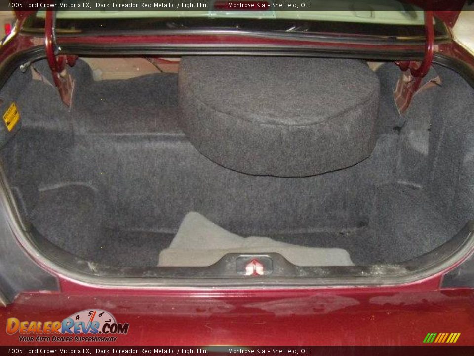 2005 Ford Crown Victoria LX Dark Toreador Red Metallic / Light Flint Photo #31