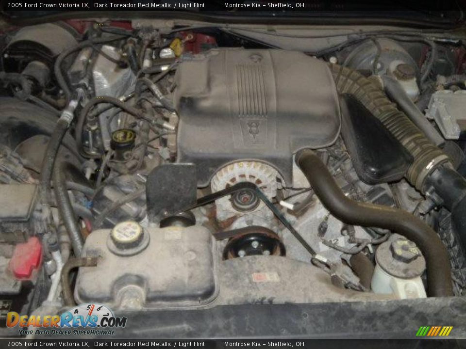 2005 Ford Crown Victoria LX Dark Toreador Red Metallic / Light Flint Photo #32