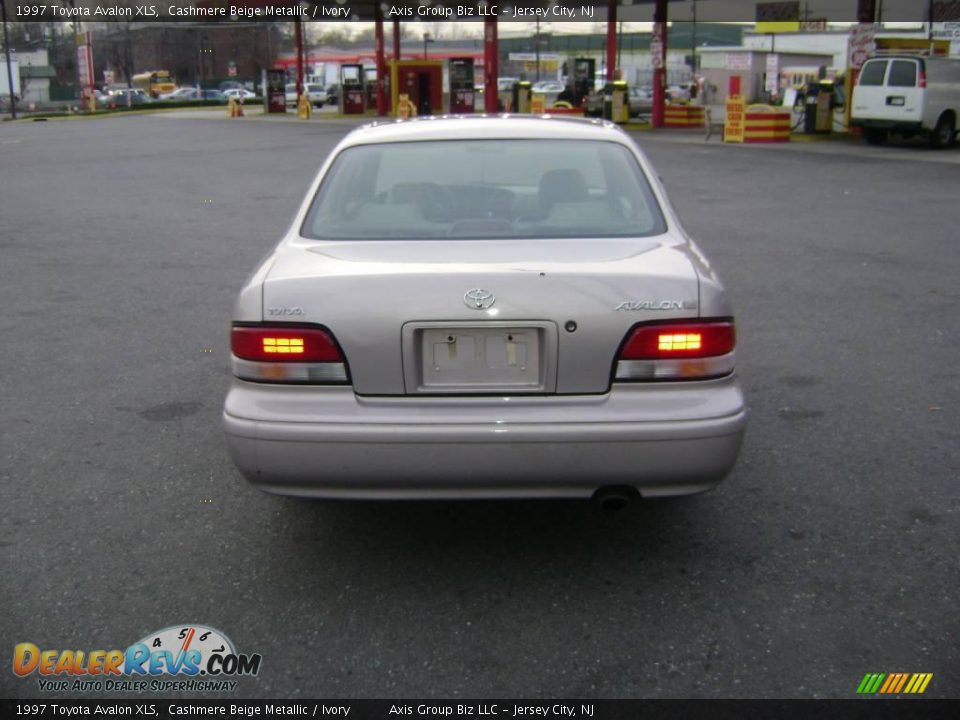 1997 Toyota Avalon XLS Cashmere Beige Metallic / Ivory Photo #4