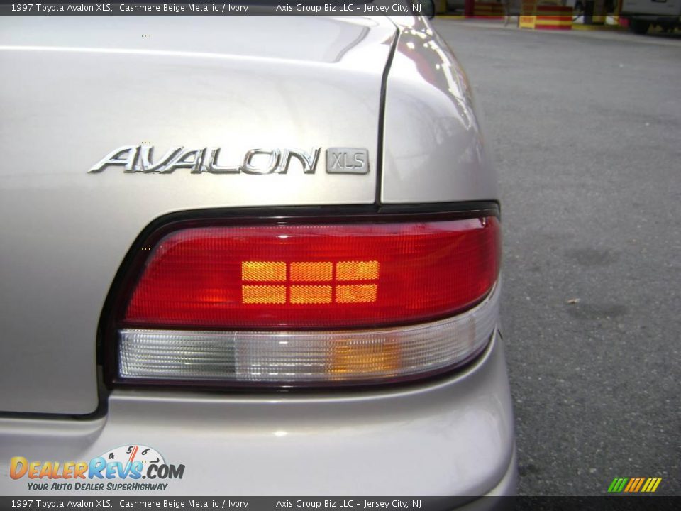 1997 Toyota Avalon XLS Cashmere Beige Metallic / Ivory Photo #5