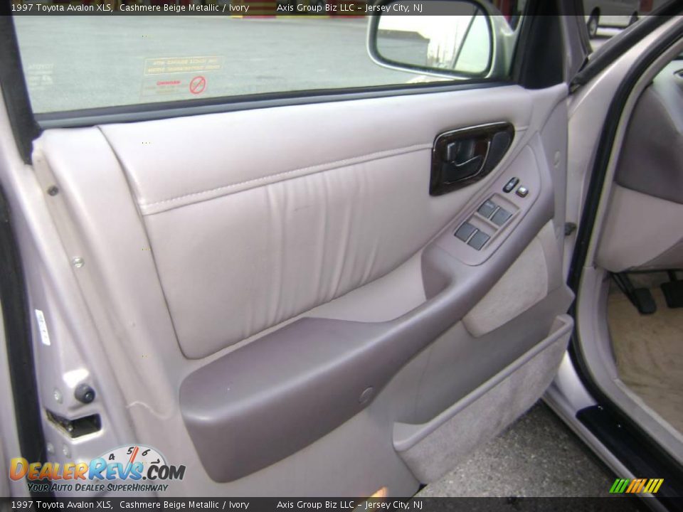 1997 Toyota Avalon XLS Cashmere Beige Metallic / Ivory Photo #8