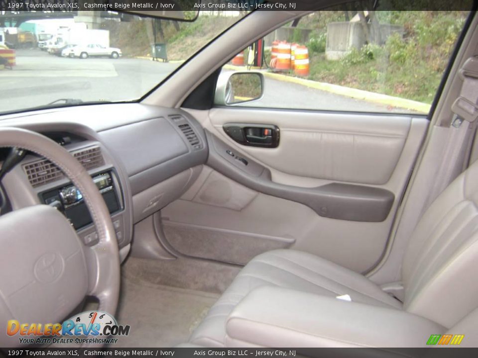 1997 Toyota Avalon XLS Cashmere Beige Metallic / Ivory Photo #9
