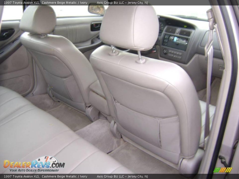 1997 Toyota Avalon XLS Cashmere Beige Metallic / Ivory Photo #10
