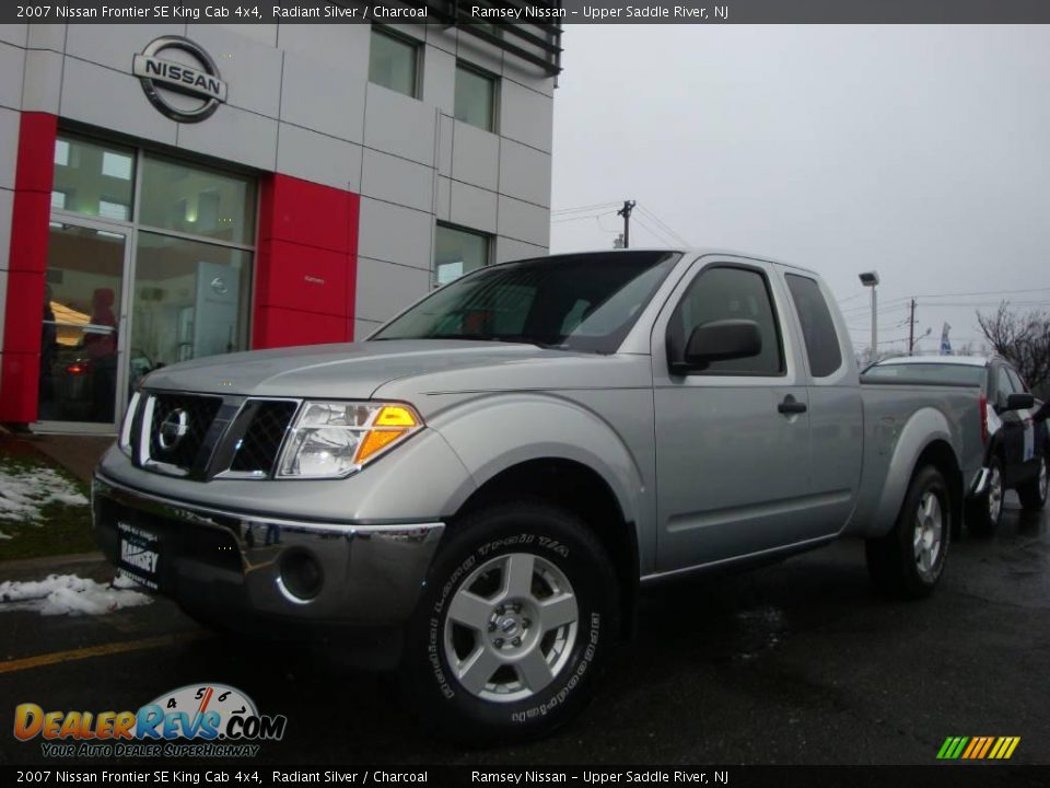 2007 Nissan Frontier SE King Cab 4x4 Radiant Silver / Charcoal Photo #1
