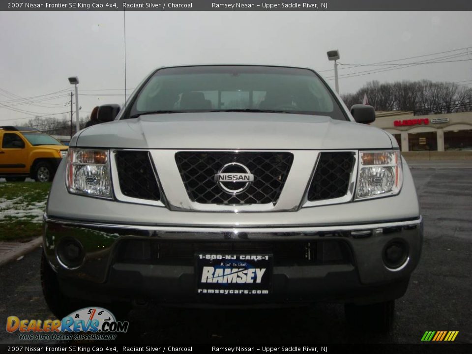 2007 Nissan Frontier SE King Cab 4x4 Radiant Silver / Charcoal Photo #2