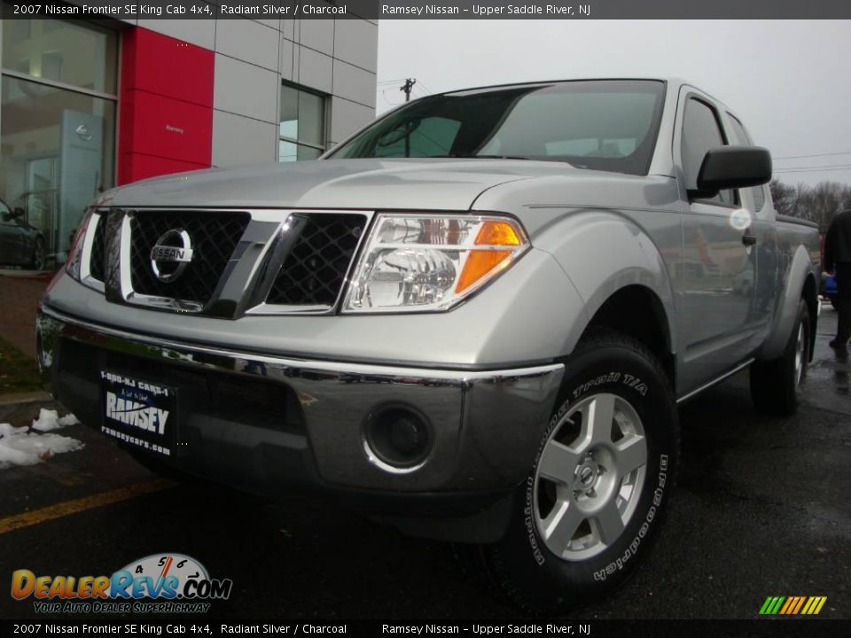 2007 Nissan Frontier SE King Cab 4x4 Radiant Silver / Charcoal Photo #3