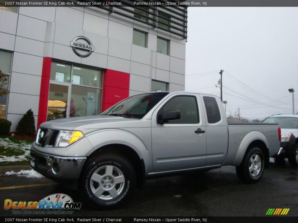 2007 Nissan Frontier SE King Cab 4x4 Radiant Silver / Charcoal Photo #4