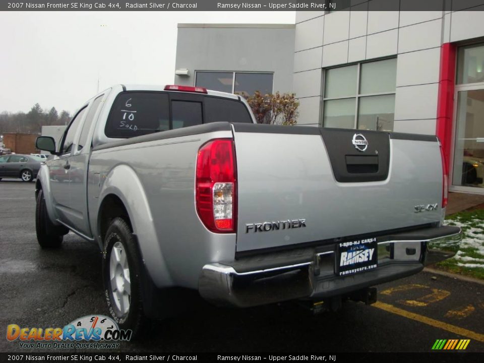 2007 Nissan Frontier SE King Cab 4x4 Radiant Silver / Charcoal Photo #8