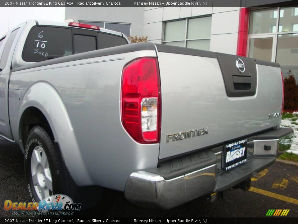 2007 Nissan Frontier SE King Cab 4x4 Radiant Silver / Charcoal Photo #19