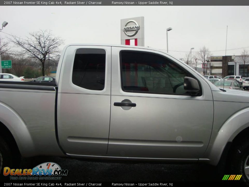 2007 Nissan Frontier SE King Cab 4x4 Radiant Silver / Charcoal Photo #22
