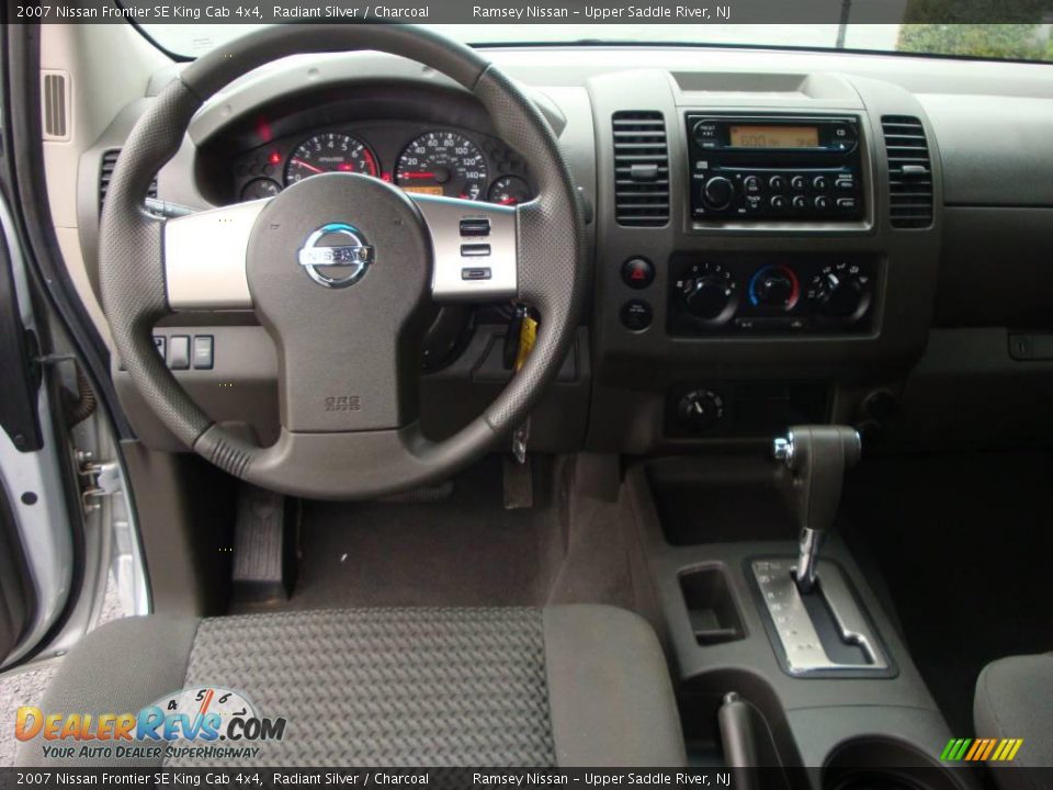 2007 Nissan Frontier SE King Cab 4x4 Radiant Silver / Charcoal Photo #28