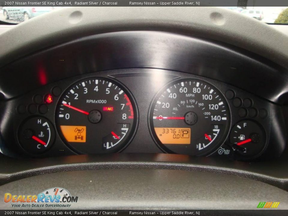 2007 Nissan Frontier SE King Cab 4x4 Radiant Silver / Charcoal Photo #30