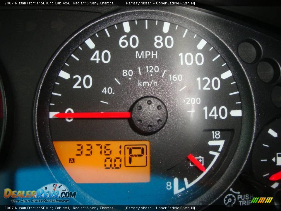 2007 Nissan Frontier SE King Cab 4x4 Radiant Silver / Charcoal Photo #31